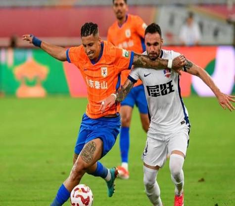 2-0！河南队“黑色轰炸机”诞生，个子不高头球了得，武汉队低迷